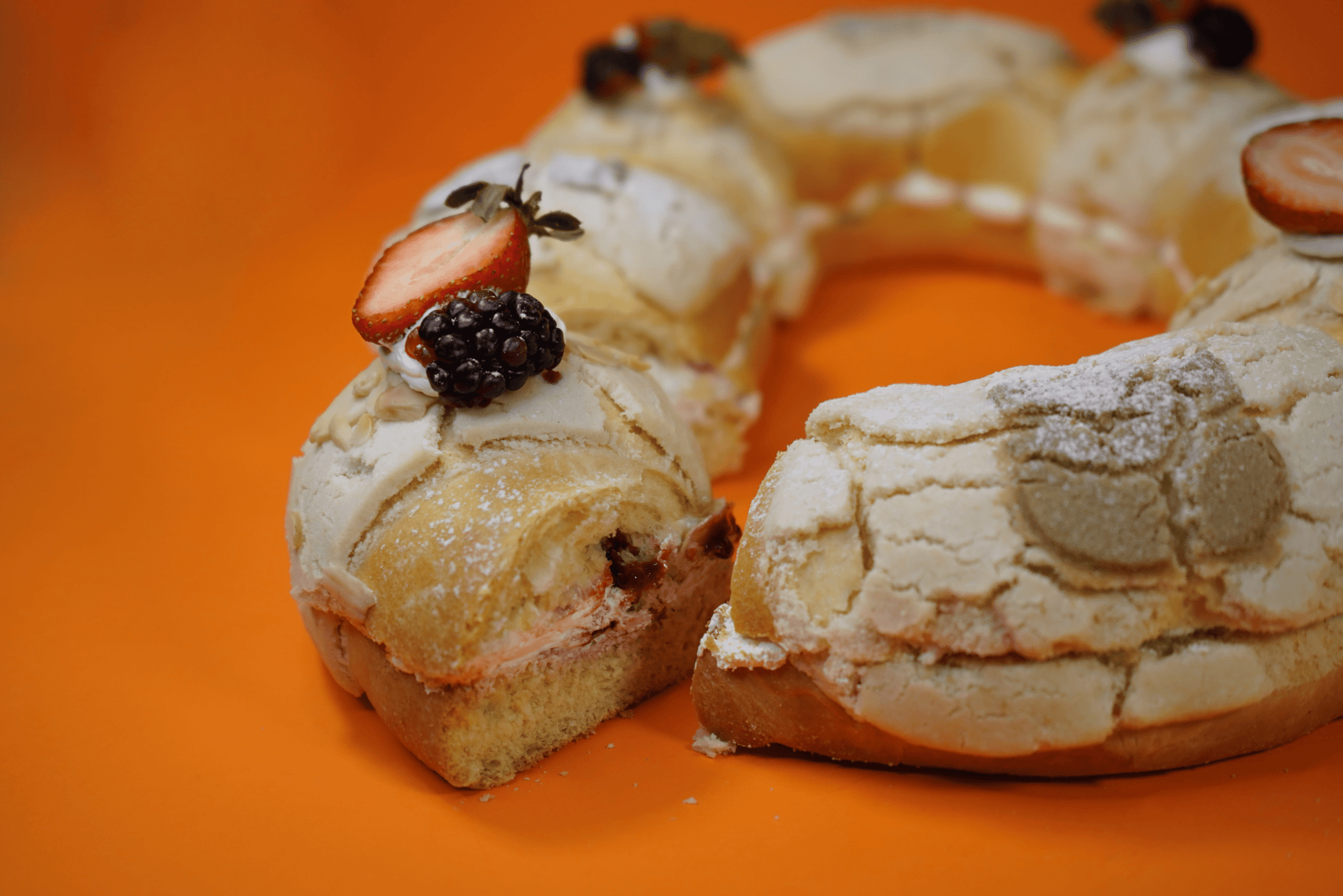 Rosca Frutos Rojos view 1